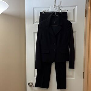 Ann Taylor petite Black Suit Set. Jacket, Pants and Skirt, pants inseam is 29 in